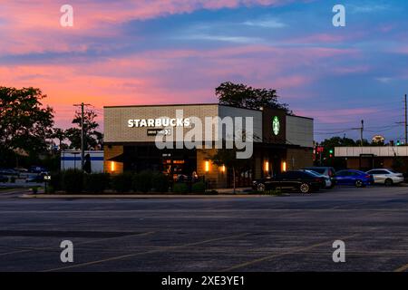 Lombard, Illinois, Stati Uniti - 18 giugno 2024: Starbucks locale al crepuscolo. Foto Stock