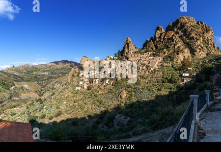 Veduta della città fantasma di Pentedattilo, in Calabria Foto Stock
