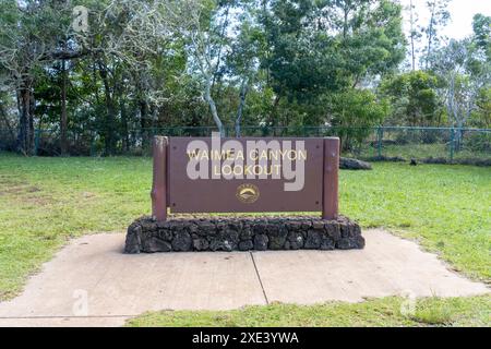 Waimea, Hawaii, Stati Uniti d'America - 18 gennaio 2024: L'insegna del Waimea Canyon Lookout nel Waimea Canyon State Park, Waimea, Hawaii, USA. Foto Stock