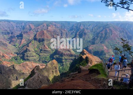 Waimea, Hawaii, USA - 18 gennaio 2024: Persone che visitano il Waimea Canyon State Park, Waimea, Hawaii, USA. Foto Stock