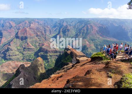 Waimea, Hawaii, USA - 18 gennaio 2024: Persone che visitano il Waimea Canyon State Park, Waimea, Hawaii, USA. Foto Stock
