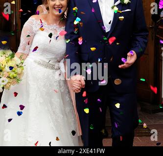 Coppia nuziale, sposo e sposo romantico, coppia nuziale, sposo romantico e felice innamorati, anniversario, sposa, sposa, coppia, abito, le mani Foto Stock