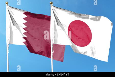 Bandiera del Giappone e bandiera del Qatar sul cielo nuvoloso. sventolando nel cielo Foto Stock