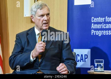 Il Segretario dell'Agricoltura Thomas Vilsack, discutendo della concorrenza e dell'equità nei mercati agricoli, al Center for American Progress. 25 giugno 2024. Foto Stock