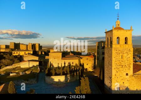 Vista aerea di un tramonto panoramico nel villaggio medievale di Trujillo in Estremadura, Spagna. Fotografia di alta qualità. Foto Stock