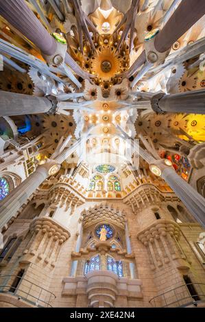 Barcellona, Spagna - 7 aprile 2023: Interno della cattedrale della Sagrada Familia, progettata da Gaudí, è in costruzione dal 1882. Foto Stock