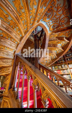 Porto, Portogallo - 7 febbraio 2023 : interno della libreria Lello Livraria Lello una delle più belle librerie del mondo Foto Stock