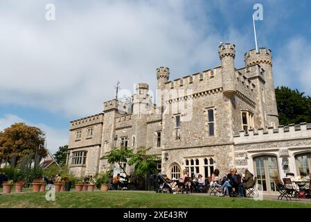 Monumento del castello di Whitstable. Vecchio forte medievale con vista sul caffè e sui giardini pubblici Foto Stock