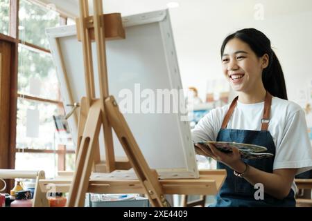 Creare ispirazione. Artista femminile Sketching and Painting in Workshop Foto Stock