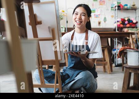 Creare ispirazione. Artista femminile Sketching and Painting in Workshop Foto Stock