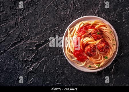 Polpette. Polpette di carne di manzo, colpo piatto sopra la testa con spaghetti di pasta Foto Stock