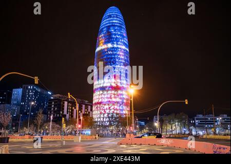 Barcellona, Spagna - 7 aprile 2023: Torre Agbar, torre aziendale di notte a Barcellona, Spagna. Foto Stock