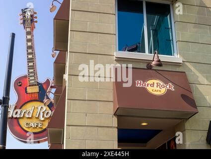 Niagara, Ontario, Canada. 4 gennaio 2024. Una vista laterale ravvicinata di un cartello dell'Hard Rock Cafe, una catena di bar-ristoranti a tema, memorabi Foto Stock