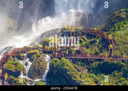 Cascate del Niagara, New York, Stati Uniti. 3 giugno 2023. Vicino alla Cave of the Winds nelle cascate del Niagara, un percorso escursionistico. Foto Stock