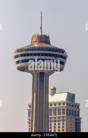 Niagara, Ontario, Canada. 2 gennaio 2024 la torre di osservazione di Skylon offre ampie vedute delle Cascate del Niagara più una sala giochi e. Foto Stock