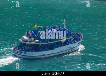 Niagara, Ontario, Canada. 4 giugno 2023. Un tour in barca alle Cascate del Niagara durante l'estate. Foto Stock