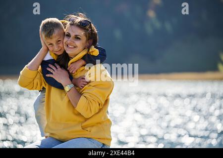 Una madre e un figlio creano ricordi preziosi mentre giocano in attività all'aria aperta, le loro risate riecheggiano la gioia di Sha Foto Stock