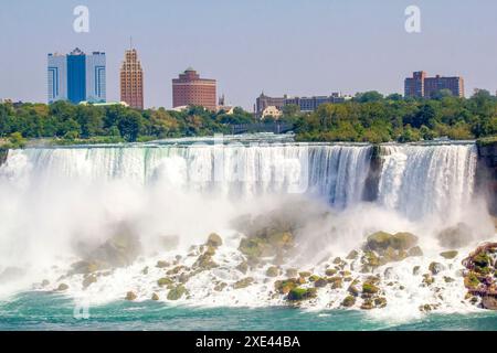 Cascate del Niagara, Stato di New York, Stati Uniti. 3 giugno 2023. Cascate del Niagara dal lato americano, con uno sfondo di hotel in vista. Foto Stock