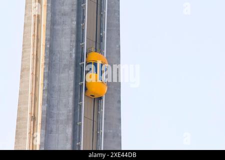 Niagara, Ontario, Canada. 4 giu. 2023 vicino all'ascensore esterno della torre di osservazione Skylon, che offre ampie vedute di N Foto Stock