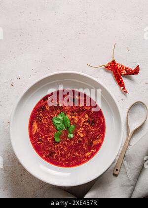 Gustosa zuppa di barbabietole borscht. Vista dall'alto, disposizione piatta Foto Stock