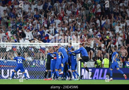 Colonia, Germania. 25 giugno 2024. I giocatori della Slovenia festeggiano dopo la partita UEFA Euro 2024 del gruppo C tra Inghilterra e Slovenia a Colonia, Germania, 25 giugno 2024. Crediti: Bai Xuefei/Xinhua/Alamy Live News Foto Stock