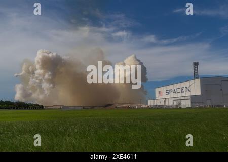 Kennedy Space Center, Stati Uniti. 25 giugno 2024. SpaceX batte le tempeste pomeridiane lancia Falcon Heavy NASA NOAA GOES-U alle 17:26 PM EDT da LC-39A 25 giugno 2024 Kennedy Space Center, Brevard County, Florida, USA. (Foto di Scott Schilke/SipaUSA) credito: SIPA USA/Alamy Live News Foto Stock