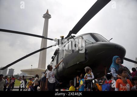 Giacarta, Indonesia - 13 dicembre 2014 : gli abitanti di Giacarta stanno guardando un elicottero alla mostra di equipaggiamento da combattimento TNI, Monas, Giacarta - Indone Foto Stock