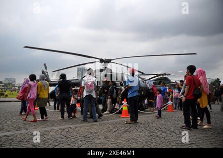 Giacarta, Indonesia - 13 dicembre 2014 : gli abitanti di Giacarta stanno guardando un elicottero alla mostra di equipaggiamento da combattimento TNI, Monas, Giacarta - Indone Foto Stock