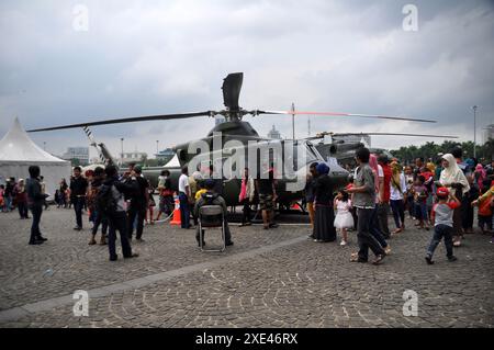 Giacarta, Indonesia - 13 dicembre 2014 : gli abitanti di Giacarta stanno guardando un elicottero alla mostra di equipaggiamento da combattimento TNI, Monas, Giacarta - Indone Foto Stock