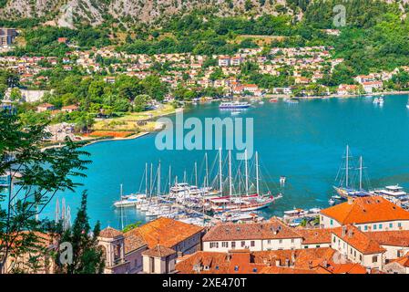 Yacht nella baia di Cattaro Foto Stock