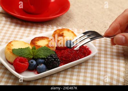 Frittelle al formaggio europeo di quark con frutta Foto Stock