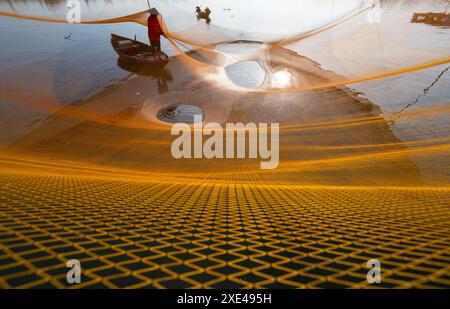 Hoi An, Vietnam centrale. 26 giugno 2024. Pescatore locale che cattura pesce all'alba sul fiume Thu Bon nel villaggio di pescatori di Cua dai vicino a Hoi An, nel Vietnam centrale. Crediti: Carolyn Jenkins /Alamy Live News Foto Stock