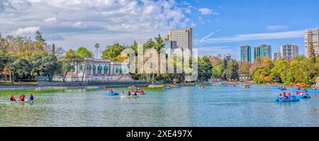 Città del Messico, Messico. 11 gennaio 2024. Un lago artificiale con persone in barca nella foresta di Chapultepec, uno dei più grandi parchi cittadini Foto Stock