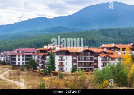 Bansko, Bulgaria case e hotel, autunno Foto Stock