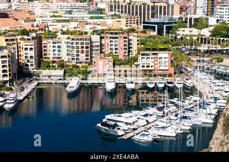 Montecarlo, Monaco - vista panoramica sul porto di Fontvielle con cielo blu e mare Foto Stock