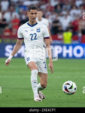 Monaco, Germania. 25 giugno 2024. Calcio, UEFA Euro 2024, Campionato europeo, Danimarca - Serbia, turno preliminare, gruppo C, giorno 3, Monaco Football Arena, serbo Sasa Lukic in azione. Crediti: Sven Hoppe/dpa/Alamy Live News Foto Stock