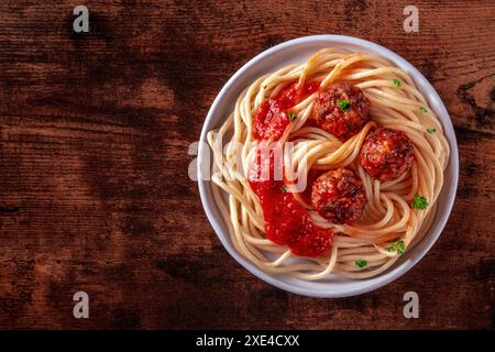 Polpette. Polpette di carne di manzo, colpo piatto sopra la testa con spaghetti di pasta Foto Stock