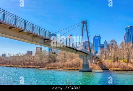 Calgary, Alberta, Canada. 10 giugno 2023. Il ponte pedonale di Bow River e il percorso della struttura presso il Memorial Dr. Sull'isola del principe Foto Stock