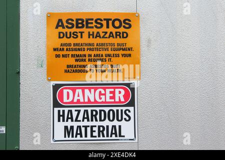 Calgary, Alberta, Canada. 10 luglio 2023. Un cartello pericolo gas tossico H2S su un impianto di gas naturale. Foto Stock