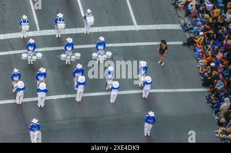 Calgary, Alberta, Canada. 10 luglio 2023. Una banda di Marching al Calgary Stampede. Un gruppo di musicisti strumentali che si esibiscono con Foto Stock