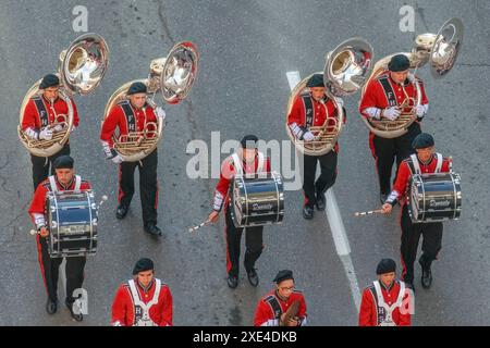 Calgary, Alberta, Canada. 10 luglio 2023. Una banda di marcia al Calgary Stampede, gruppo di musicisti strumentali che esibiscono il loro Foto Stock