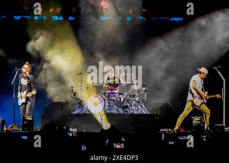 Fort Worth, Texas, Stati Uniti. 25 giugno 2024. La band californiana Blink-182 ha portato il loro One More Time Tour del 2024 alla Dickies Arena di Fort Worth il martedì sera. (Immagine di credito: © Brian McLean/ZUMA Press Wire) SOLO PER USO EDITORIALE! Non per USO commerciale! Foto Stock