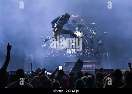 Fort Worth, Texas, Stati Uniti. 25 giugno 2024. Pierce the Veil, cantante e chitarrista VIC FUENTES, salta in aria durante la slot principale di supporto della band per i Blink-182 alla Dickies Arena di Fort Worth martedì sera. Dietro i Fuentes c'è il batterista MIKE FUENTES, (Credit Image: © Brian McLean/ZUMA Press Wire) SOLO USO EDITORIALE! Non per USO commerciale! Foto Stock