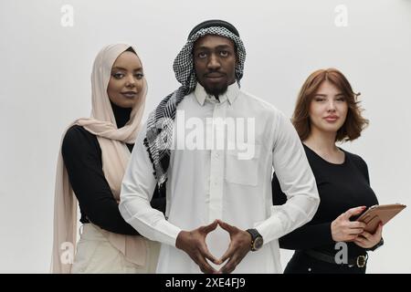 L'uomo d'affari arabo si trova al fianco di due donne d'affari, rappresentando un team vario e articolato che incarna ambizione, Foto Stock