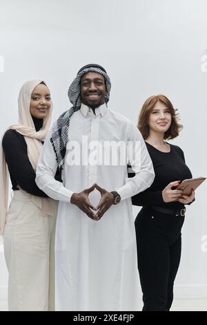 L'uomo d'affari arabo si trova al fianco di due donne d'affari, rappresentando un team vario e articolato che incarna ambizione, Foto Stock