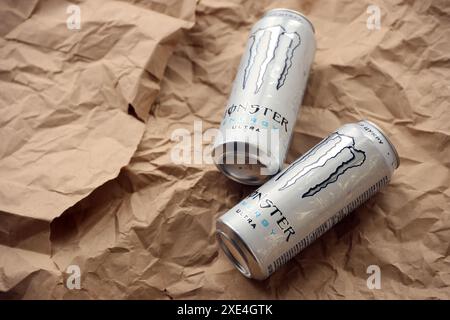 KIEV, UCRAINA - 20 APRILE 2024 lattina di Monster Energy drink ultra su sfondo di carta. Introdotto nel 2002, Monster ha ora oltre 30 bevande diverse con un alto contenuto di caffeina Foto Stock