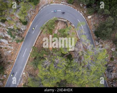 I ciclisti salgono lungo la strada di lluc Foto Stock