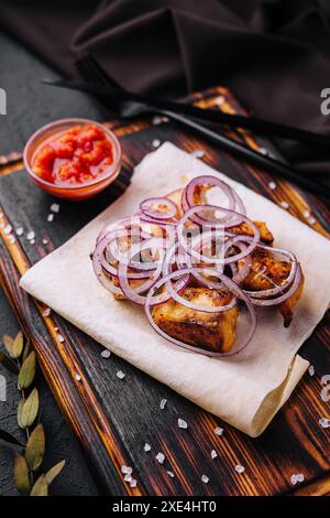 Kebab di pollo alla griglia con cipolle rosse Foto Stock