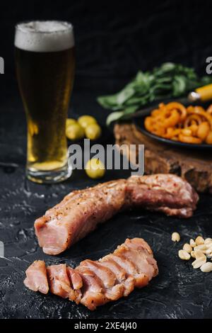 Stuzzichini a base di birra con un bicchiere di birra Foto Stock