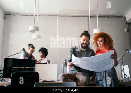 Gli ingegneri che aiutano a progettare progetti, collaborano all'analisi strutturale dei tipi di progetto. Foto Stock